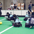 強豪同士の対戦に会場が沸いたロボカップサッカー中型リーグ、ロボットのカメラが天井に向けて設置されている理由