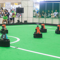強豪同士の対戦に会場が沸いたロボカップサッカー中型リーグ、ロボットのカメラが天井に向けて設置されている理由