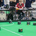 ロボカップサッカー「小型リーグ」の魅力と人気の秘密、スピードと戦術連携を実現する「ビジョンシステムとAIコンピュータ」とは