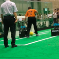 「ロボット」vs「人間」のサッカー対決、勝ったのはどっち？【動画あり】
