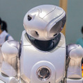 伝説のソニー製二足歩行ロボット「QRIO」、ロボカップ会場でダンスパフォーマンスを披露