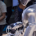 伝説のソニー製二足歩行ロボット「QRIO」、ロボカップ会場でダンスパフォーマンスを披露