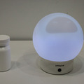 日立が高齢者に寄り添う電球型のコミュニケーションロボットを展示、ノンバーバルによるココロの触れあいも重視