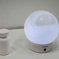 日立が高齢者に寄り添う電球型のコミュニケーションロボットを展示、ノンバーバルによるココロの触れあいも重視