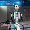 KDDIがモノの感触を体験できる遠隔操作ロボット「テレイグジスタンス」を出展、実用化は来年春を目指す