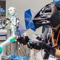 KDDIがモノの感触を体験できる遠隔操作ロボット「テレイグジスタンス」を出展、実用化は来年春を目指す