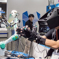 KDDIがモノの感触を体験できる遠隔操作ロボット「テレイグジスタンス」を出展、実用化は来年春を目指す