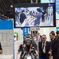 KDDIがモノの感触を体験できる遠隔操作ロボット「テレイグジスタンス」を出展、実用化は来年春を目指す