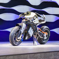 【驚き】ロボットライダー「モトボット2」対MotoGP天才ライダー!どちらが最速!? 自立して転倒しないバイク「モトロイド」、ヤマハが東京モーターショーでロボット展示
