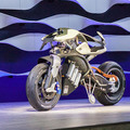 【驚き】ロボットライダー「モトボット2」対MotoGP天才ライダー!どちらが最速!? 自立して転倒しないバイク「モトロイド」、ヤマハが東京モーターショーでロボット展示