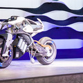 【驚き】ロボットライダー「モトボット2」対MotoGP天才ライダー!どちらが最速!? 自立して転倒しないバイク「モトロイド」、ヤマハが東京モーターショーでロボット展示