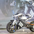 【驚き】ロボットライダー「モトボット2」対MotoGP天才ライダー!どちらが最速!? 自立して転倒しないバイク「モトロイド」、ヤマハが東京モーターショーでロボット展示