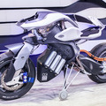 【圧倒的未来感】ヤマハの自立するロボット・オートバイ「MOTOROiD」(モトロイド)が転倒しないしくみ　開発者インタビュー