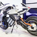 【圧倒的未来感】ヤマハの自立するロボット・オートバイ「MOTOROiD」(モトロイド)が転倒しないしくみ　開発者インタビュー