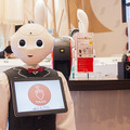 会話ロボットと産業用ロボット、コーヒーマシンが協働して無人でコーヒーを提供する「おもてなし無人カフェ」が期間限定でオープン