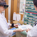 【医療ICTにMR活用】薬の保管場所をメガネ型端末が誘導！ホロレンズで調剤業務を効率化、ミスを防ぐ「調剤薬局支援システム」、シャンティが開発