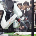 【ここまできた!】初公開の「汎用」マルチモーダルAIロボットアームはここが凄い!深層学習と予測学習を使い、VRでティーチング!