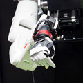 【ここまできた!】初公開の「汎用」マルチモーダルAIロボットアームはここが凄い!深層学習と予測学習を使い、VRでティーチング!