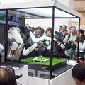 【ここまできた!】初公開の「汎用」マルチモーダルAIロボットアームはここが凄い!深層学習と予測学習を使い、VRでティーチング!
