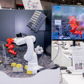 小型軽量ロボットアーム「COBOTTA」が大注目！ 9体が連携するミニ工場など、国際ロボット展で展示