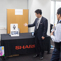 ロボホン(RoBoHoN)のビジネス活用ソリューションが集結! シャープが「認定開発パートナー」展示会を開催