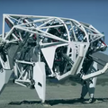 こいつやばいぞ。3.6トンの巨大搭乗型ロボットは、時速32キロで走る