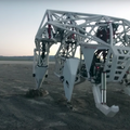 こいつやばいぞ。3.6トンの巨大搭乗型ロボットは、時速32キロで走る