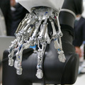 都立産業技術高専とダブル技研、NEDOプロでロボットハンドを開発　協調リンクとなじみ機構でしっかりと高精度に