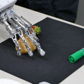 都立産業技術高専とダブル技研、NEDOプロでロボットハンドを開発　協調リンクとなじみ機構でしっかりと高精度に