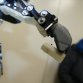 都立産業技術高専とダブル技研、NEDOプロでロボットハンドを開発　協調リンクとなじみ機構でしっかりと高精度に