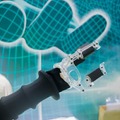 通電すると伸縮する次世代ゴム素材「eラバー」で、ガッチリ物持つロボットハンドがコンセプト展示　豊田合成、ロボデックスにて