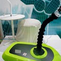 通電すると伸縮する次世代ゴム素材「eラバー」で、ガッチリ物持つロボットハンドがコンセプト展示　豊田合成、ロボデックスにて