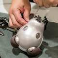 【aibo 解体新書】ソニーの本気を見た！ 新型aibo分解レポート