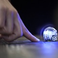 世界最小プログラミングロボットOzobotの新機種「Ozobot Evo」発売！音声スピーカー/近接センサー/Bluetooth対応など機能追加