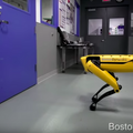 ボストン・ダイナミクスの4足歩行ロボ「SpotMini」、器用にドアを開ける動画が公開