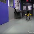 ボストン・ダイナミクスの4足歩行ロボ「SpotMini」、器用にドアを開ける動画が公開