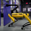 ボストン・ダイナミクスの4足歩行ロボ「SpotMini」、器用にドアを開ける動画が公開