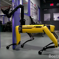 ボストン・ダイナミクスの4足歩行ロボ「SpotMini」、器用にドアを開ける動画が公開