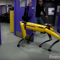 ロボットいじめの声も　ボストン・ダイナミクスの「SpotMini」、ドアを開けるのをひたすら邪魔される