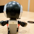 お喋りする小型ロビが1万円　「マイルームロビ」は明日2月28日発売