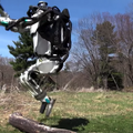ジョギングしたり、オフィスを歩き回ったり　ボストン・ダイナミクスのロボットの進化がやばい