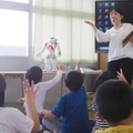 人型ロボットが私たちの先生!小学3年生向けの授業で英語発音の「外国語指導助手」にロボット「NAO」を起用