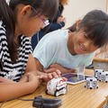 AIロボット「COZMO」のプログラミング授業を子ども達が笑顔で体験！「タカラトミー出張授業」千葉・風早南部小学校で