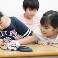 AIロボット「COZMO」のプログラミング授業を子ども達が笑顔で体験！「タカラトミー出張授業」千葉・風早南部小学校で