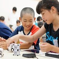 AIロボット「COZMO」のプログラミング授業を子ども達が笑顔で体験！「タカラトミー出張授業」千葉・風早南部小学校で