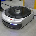 協栄産業とギークプラス、アッカ・インターナショナルの現場で活躍する物流ロボット見学会を開催