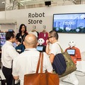 Pepperのお店にようこそ！色違い商品の在庫確認や気になる商品の解説はロボットにおまかせ！SoftBank Worldで