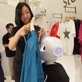 Pepperのお店にようこそ！色違い商品の在庫確認や気になる商品の解説はロボットにおまかせ！SoftBank Worldで