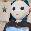 Pepperのお店にようこそ！色違い商品の在庫確認や気になる商品の解説はロボットにおまかせ！SoftBank Worldで