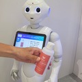 Pepperのお店にようこそ！色違い商品の在庫確認や気になる商品の解説はロボットにおまかせ！SoftBank Worldで